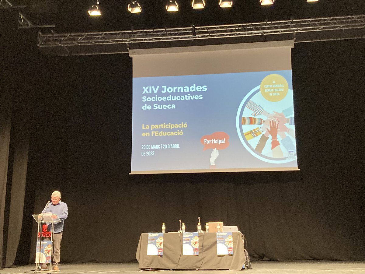 carbonell_sara's tweet photo. Comencen les Jornades Socioeducatives de Sueca.@CarVendrellCarb inaugura aquestes grans jornades 👏🏼👏🏼 Centre ple de persones amb un gran somriure i brillantor en els ulls amb moltes ganes d’escoltar a @R_Flecha ❤️ @CdAEscolaica https://t.co/KGgMlRN6n7