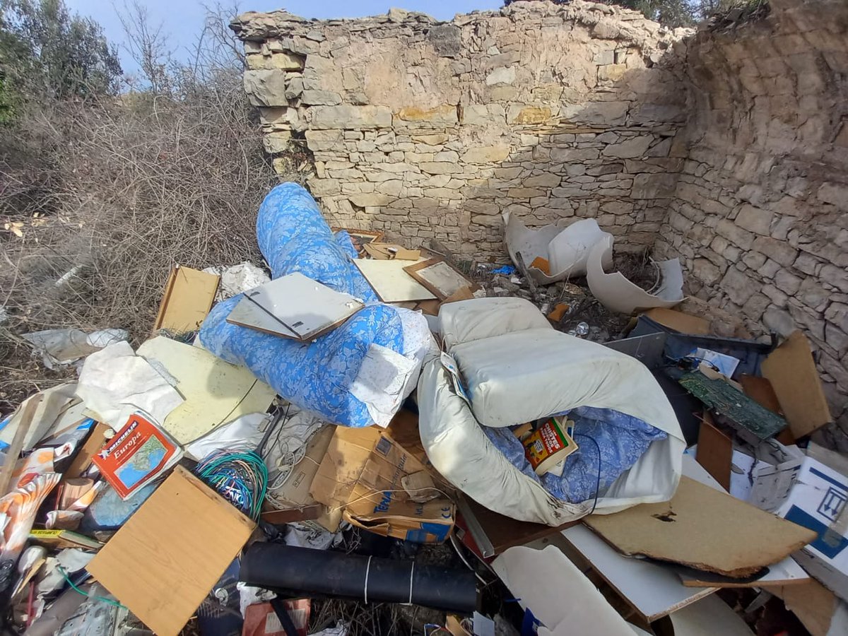 mossos's tweet image. Ens avisen d'un abocament il·legal de residus a Calonge de Segarra (Anoia). L’inspeccionem i esbrinem que prové d'un pis de Calaf en obres. Li fem retirar els residus i els deixa a Torà.  Denunciem els 3 responsables per gestió incorrecta de residus