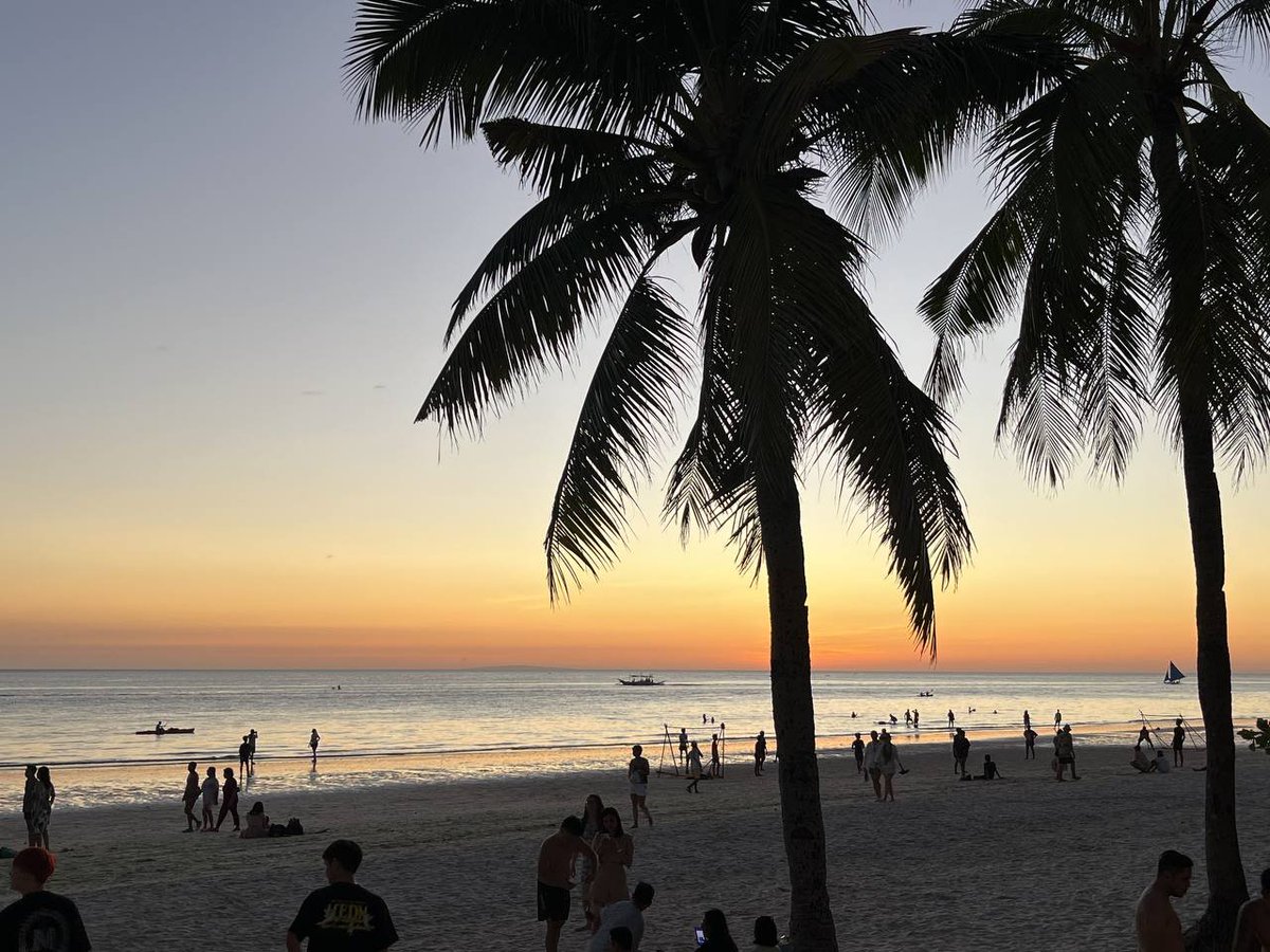 The sea and the sunset do not belong to anyone, but they are the romance that everyone yearns for