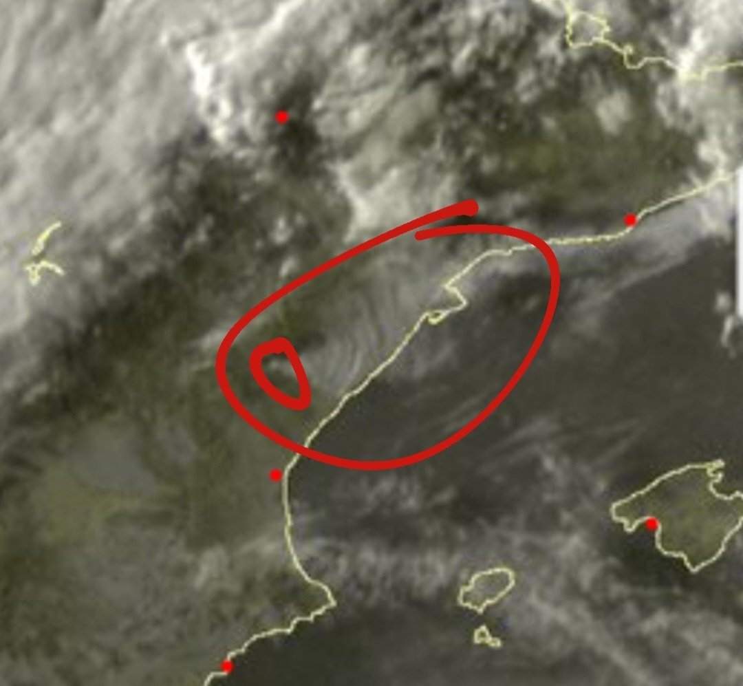 MeteoGasso's tweet photo. El fum del gran incendi (GIF) de Castelló/Terol ja arriba a les comarques tarragonines i aviat ho farà a les comarques barcelonines. El potencial d'aquest incendi és majúscul. Veient imatges a ull i observant la columna de ben segur que porta ja més de 1.000 ha cremades... https://t.co/QpBciTzqMD