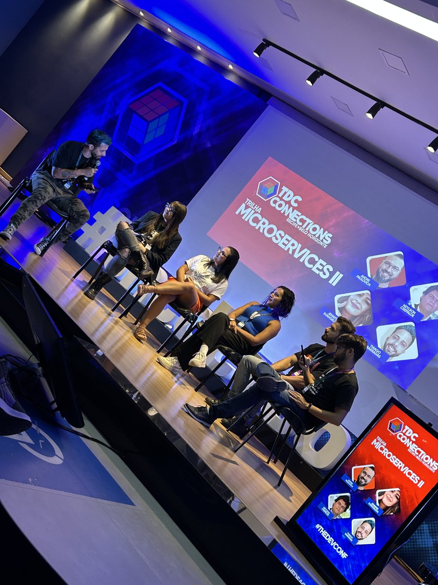 Começou o painel da trilha #microsservices com essa galera maravilhosa!!

<a href="/_thiagobarradas/">Thiago Barradas</a>
Jennifer Evangelista
Crisnara Gonçalves
Ana Licia Braga
<a href="/alexalves_eng/">Alex Alves</a>
Thiago Coelho
Na produção, eu e o <a href="/andrepaulovich/">André Paulovich</a>
<a href="/TheDevConf/">TDC 2024 🚀🤓🥰</a>