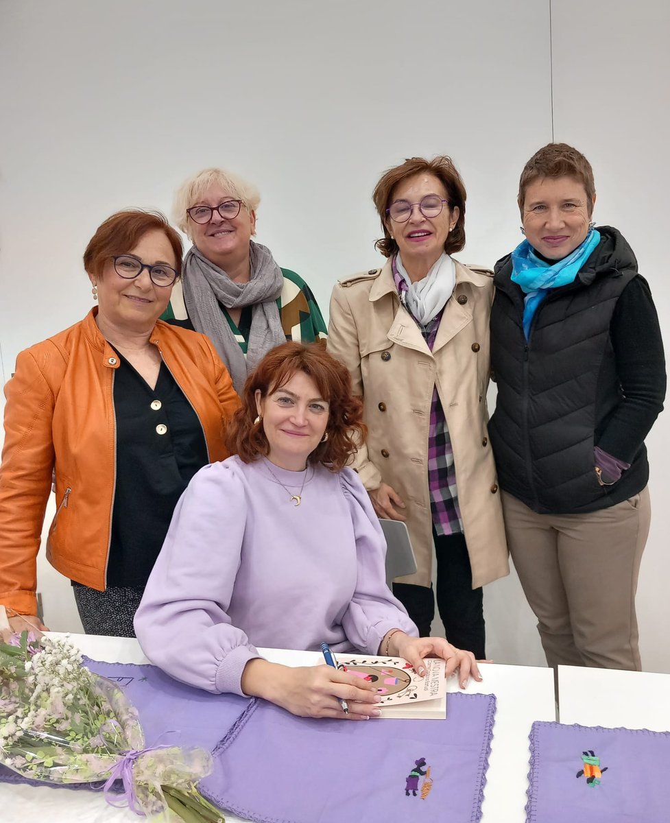 Moltes gràcies a Dones Mediterrània i <a href="/Idecocampturia/">IDECO-CampdeTúria</a> per la càlida acollida de la presentació de "La nova mestra", de <a href="/CardonaCarme/">Carme CardonaBartual</a> #PremiSolerIEstruch 
(bullent.net/libro/3307-la-…)
A La nova mestra, Adela Ferro és una jove que arriba a Fontfreda, el seu primer destí com a mestra.