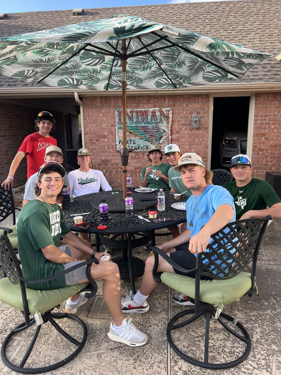 HachieBall1909's tweet photo. Thank you to our parents that hosted team dinner last night! We greatly appreciate y’all!! #exceedtheexpectation #Liveas☝️ https://t.co/7Bm4qx3i8L