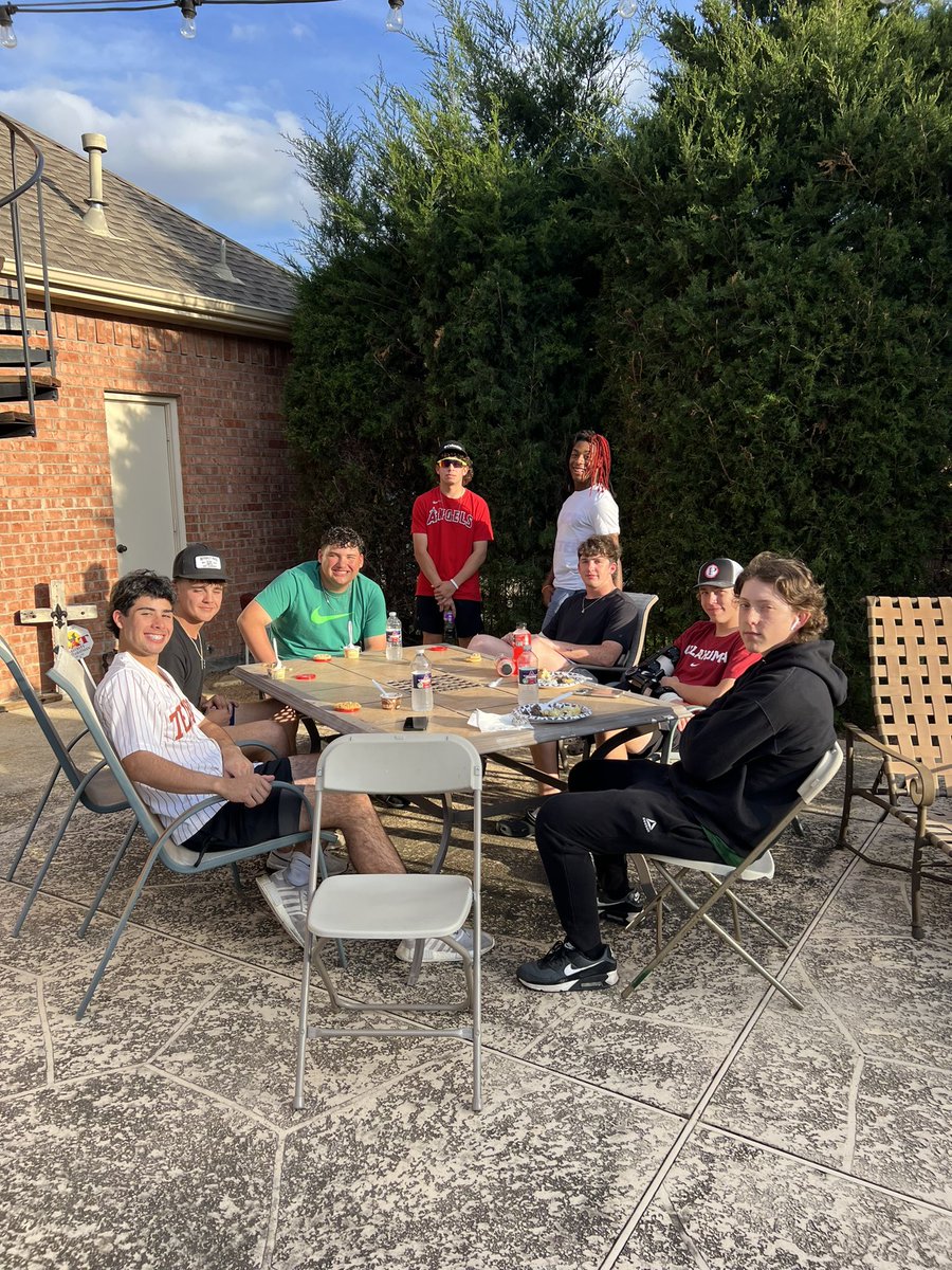 HachieBall1909's tweet photo. Thank you to our parents that hosted team dinner last night! We greatly appreciate y’all!! #exceedtheexpectation #Liveas☝️ https://t.co/7Bm4qx3i8L