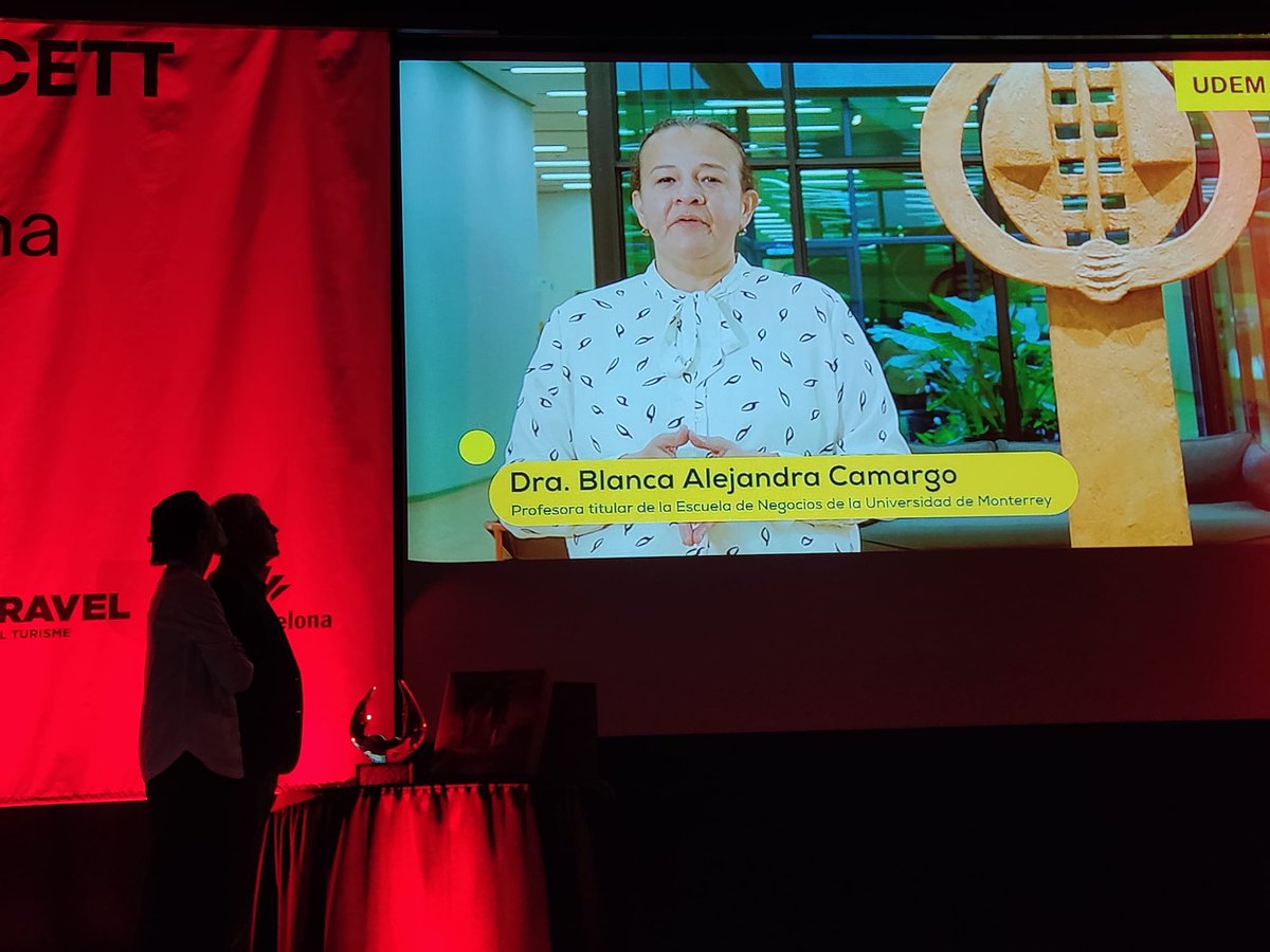 CETT_UB's tweet photo. ➡️ Dignity through tourism, de @udem, es el último galardonado en el #ThroughResearch
Agradece el premio a través de un vídeo Blanca Alejandra Camargo, profesora titular de la Escuela de Negocios de @udem.
Recoge el premio en su nombre, David Peguero (CETT)
#PremisAlimara https://t.co/2fvszJyMII