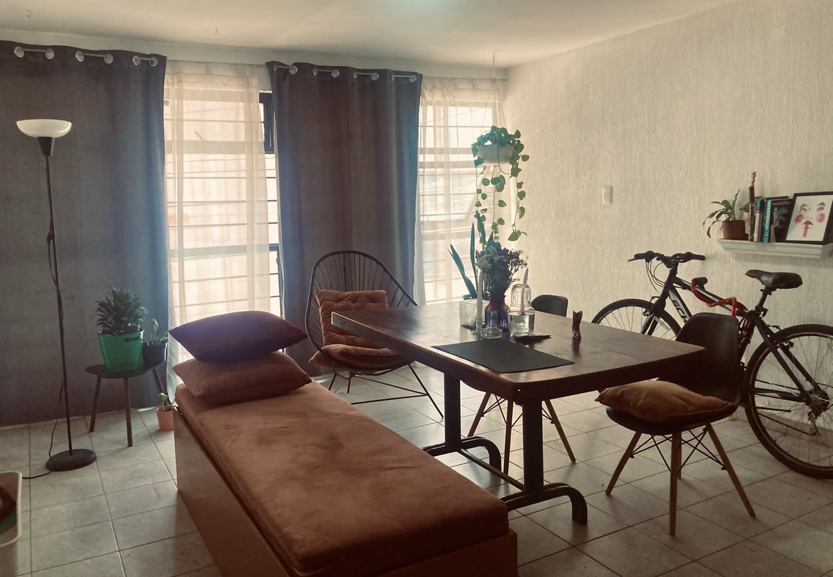 elsaborsito's tweet image. chavaaas, si buscan un espacio céntrico, con buen gusto avea, gran compañía y costo accesible, tengo disponible una habitación desde el 20 de abril :) #slp