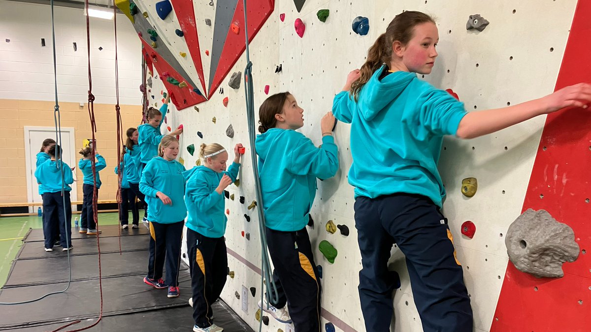 TerringtonHall's tweet photo. Many thanks to @GiggSport, today's hosts on our U13 girls' tour. They were tremendous opposition in both hockey and netball and kindly allowed us to use their gym facilities. #weareterrington #expandinghorizons @giggschool #girlshockey #girlsnetball #prepschoolyork #teamwork https://t.co/TyZGaExRA5