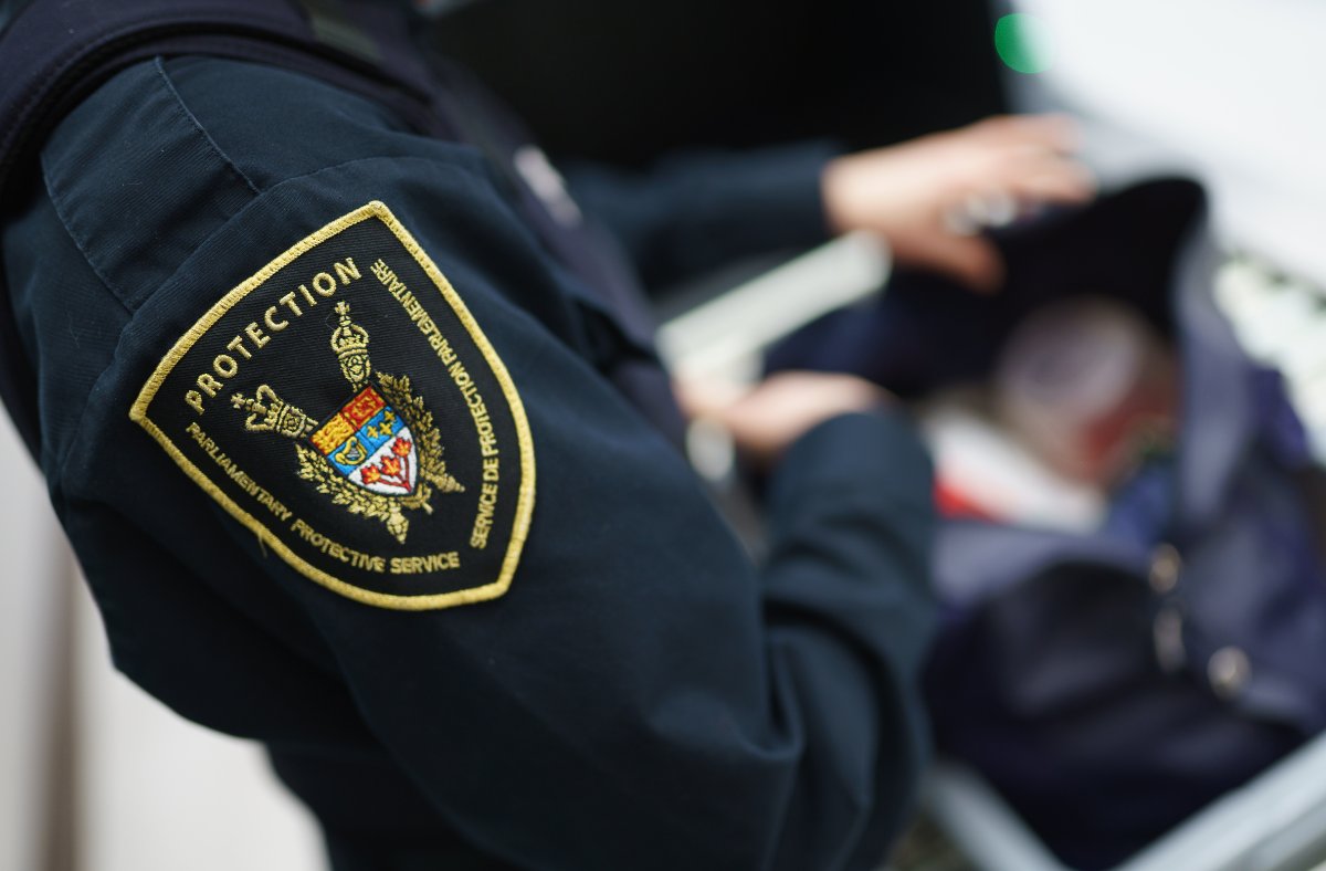 Ce que vous devez savoir pour vous rendre sur la #CollineDuParlement le 24 mars :

➡️Les visiteur-euse-s peuvent accéder à la Colline par la porte piétonnière Metcalfe.
➡️Des fouilles seront effectuées.