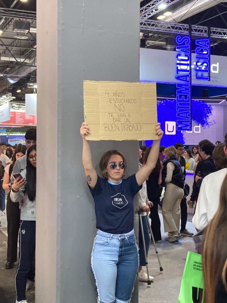 El cartel de una mujer en AULA 2023 en IFEMA.