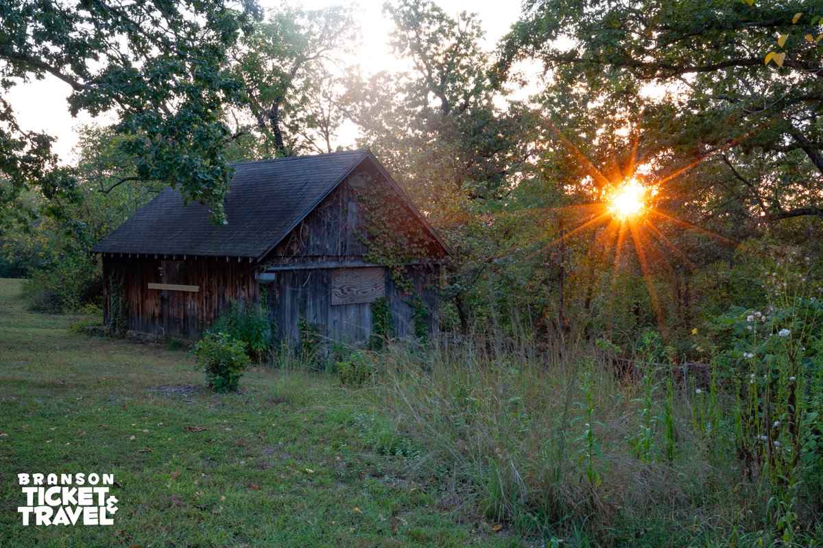 Branson_Ticket's tweet photo. Spring is in the air! With so much to see &amp; do in Branson, don't forget about our awe-inspiring outdoor spaces. https://t.co/jOWEGoDlq5  #branson #sunset https://t.co/hy3aq2sFCu