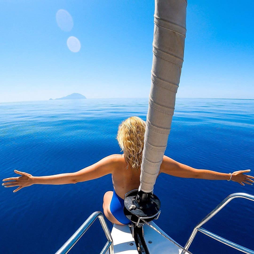 Where we’d rather be rn, wbu? 🐬 🐳 ☀️ #GoProFamily member naturelle.outdoor (IG) explores the Sicilian coastline in all its depth of colour. 🇮🇹 ⛱ #GoPro #GoProUK @GoProIT #Italy #Sicily #Boat #Sea #Sicilian