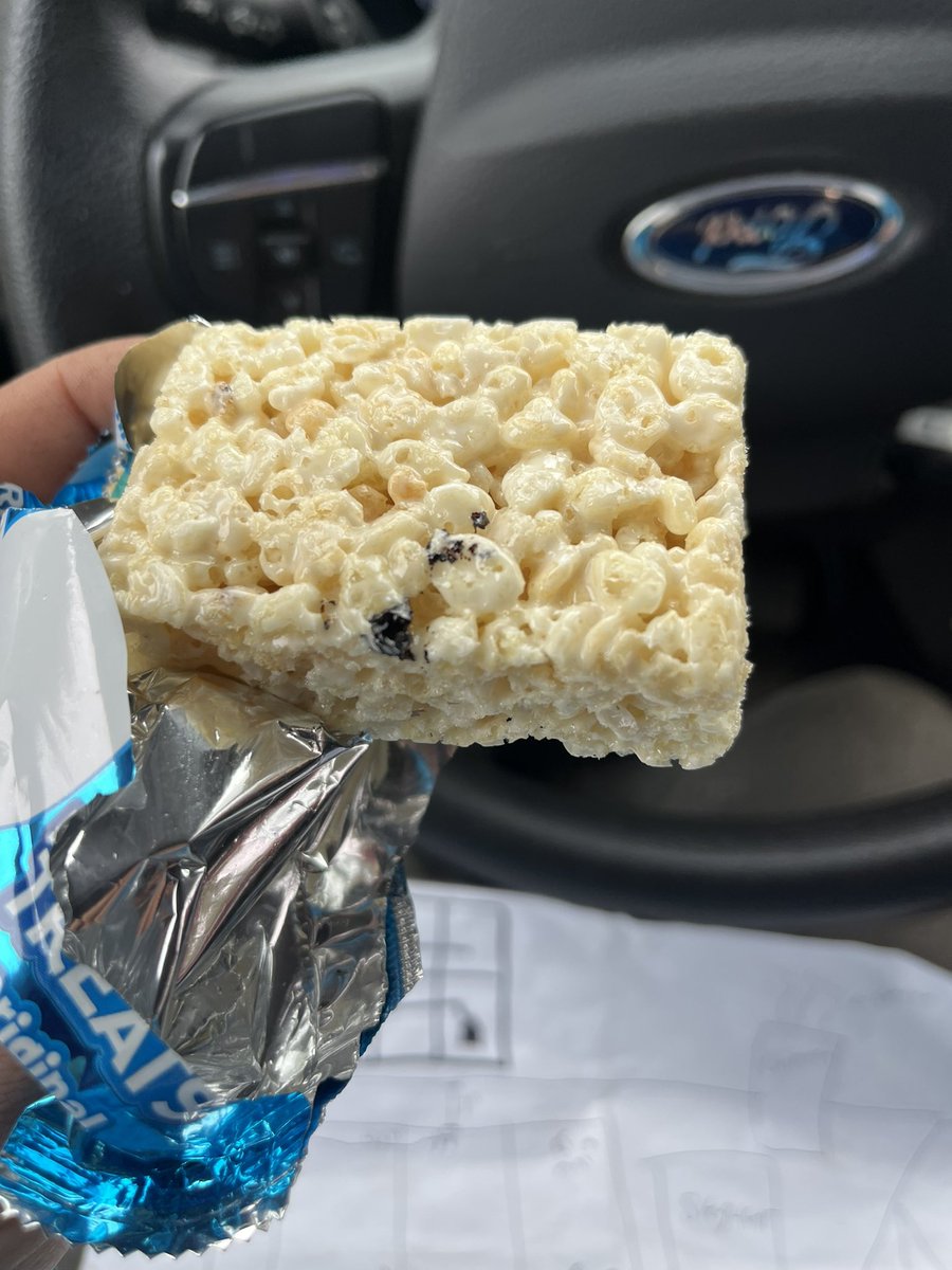 denko10's tweet photo. What the fuck is wrong with my rice crispy treat? @KelloggsUS https://t.co/GAElMsI6Pr