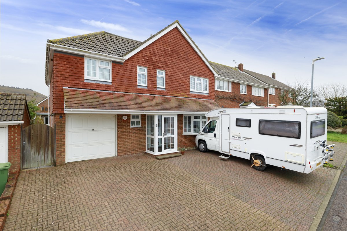 Check out this bedroom property on the market at a of £575,000

laingbennett.co.uk/property-detai…