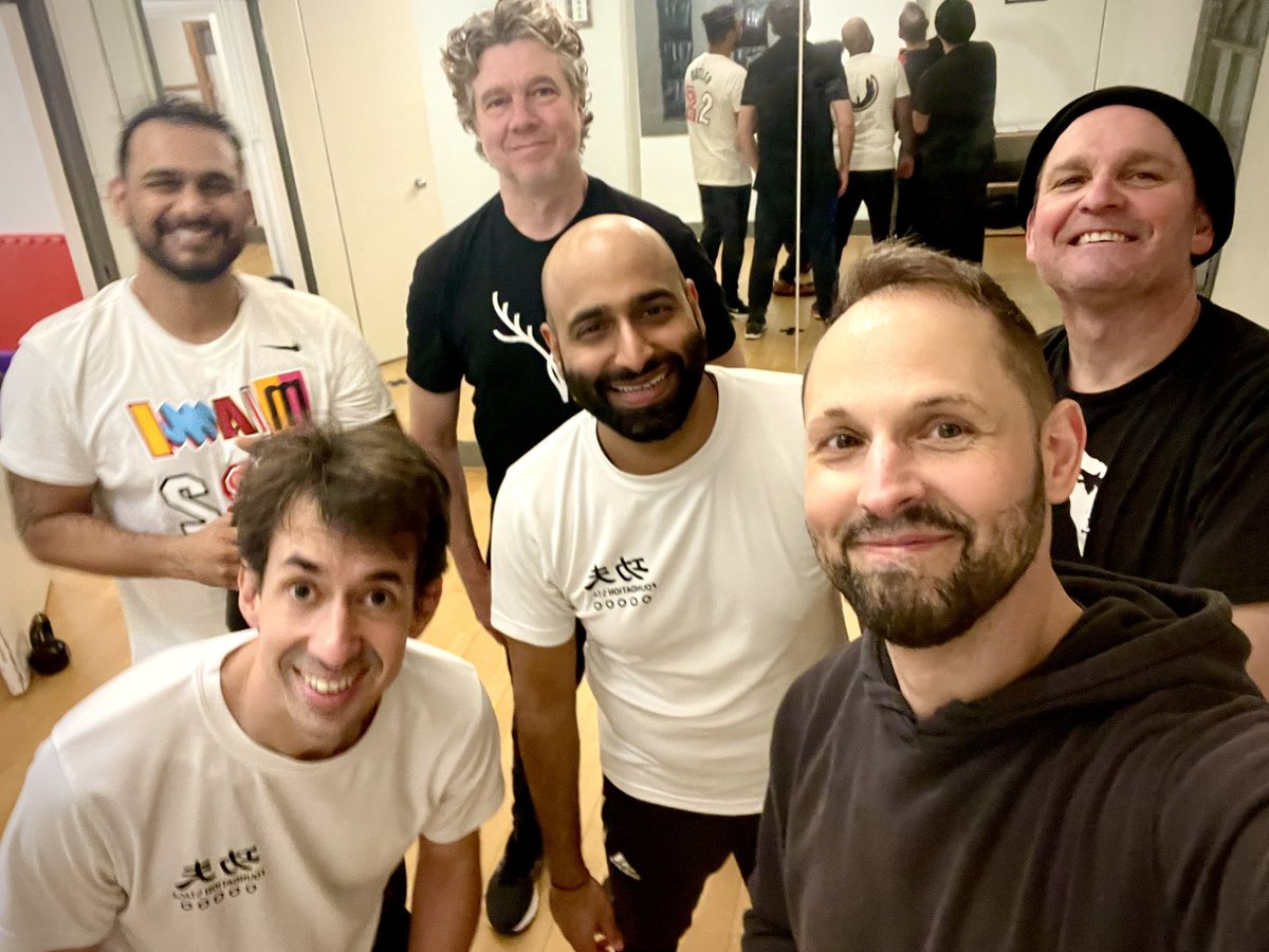 F_W_T_S's tweet photo. 20th Mar 2023 - Trying out a new, slightly shorter but more intense evening training session format. Smiles all round, seems to work well. Cheers guys! 🙏👍

#fwts #fwtskungfu #wingchun #kungfu  #wingtsun #martialarts #training #newmalden #surrey #uk https://t.co/acsEXs3nXA