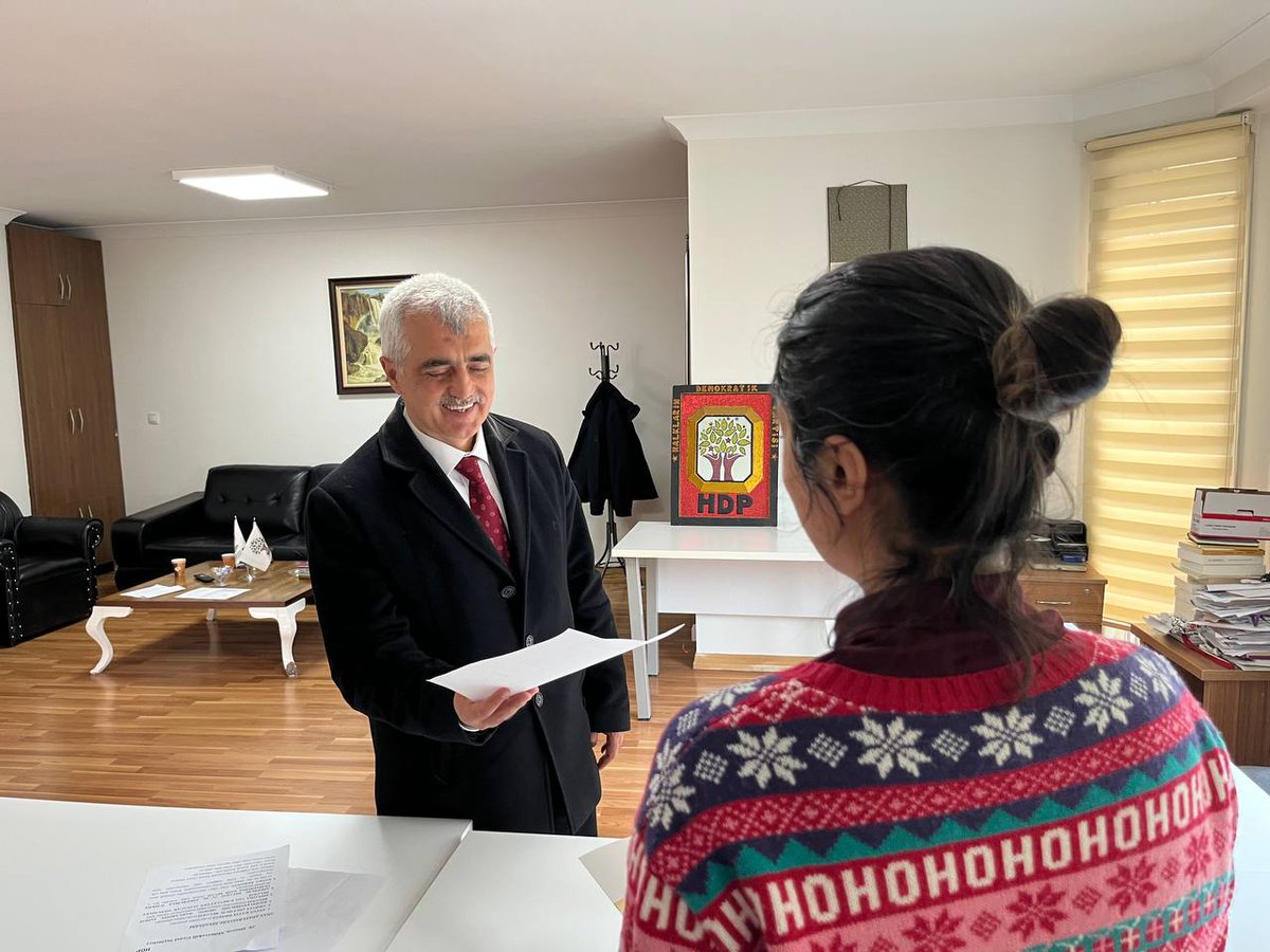 28. dönem milletvekili aday adayı olmama kararı almıştım. Ancak halkımızın yoğun isteği nedeniyle bu kararı değiştirdim. <a href="/HDPgenelmerkezi/">DEM Parti</a> bugün başvurumu yaptım. Sevgili halkımızın vekaleti çok onurlu bir iştir. Teveccühünüze lâyık olmaya çalışacağım. Hakkımızda hayırlısı olsun.