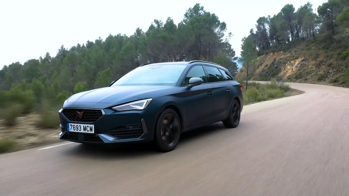 Centímetros Cúbicos (@ccubicos) on Twitter photo Este domingo en #CCubicos318, Borja probará el <a href="/CUPRA_esp/">CUPRA España</a> León Sportstourer con el nuevo motor microhíbrido 🍃 de 150 CV. Es un modelo muy versátil, con espacio de sobra para la familia y con un toque picante 🔥😏.
A partir de las 10 en <a href="/antena3com/">Antena 3</a>
<a href="/puntalproduc/">puntalproductions</a> <a href="/carlosdeluisd/">CARLOS DE LUIS</a> Este domingo en #CCubicos318, Borja probará el <a href="/CUPRA_esp/">CUPRA España</a> León Sportstourer con el nuevo motor microhíbrido 🍃 de 150 CV. Es un modelo muy versátil, con espacio de sobra para la familia y con un toque picante 🔥😏.
A partir de las 10 en <a href="/antena3com/">Antena 3</a>
<a href="/puntalproduc/">puntalproductions</a> <a href="/carlosdeluisd/">CARLOS DE LUIS</a>