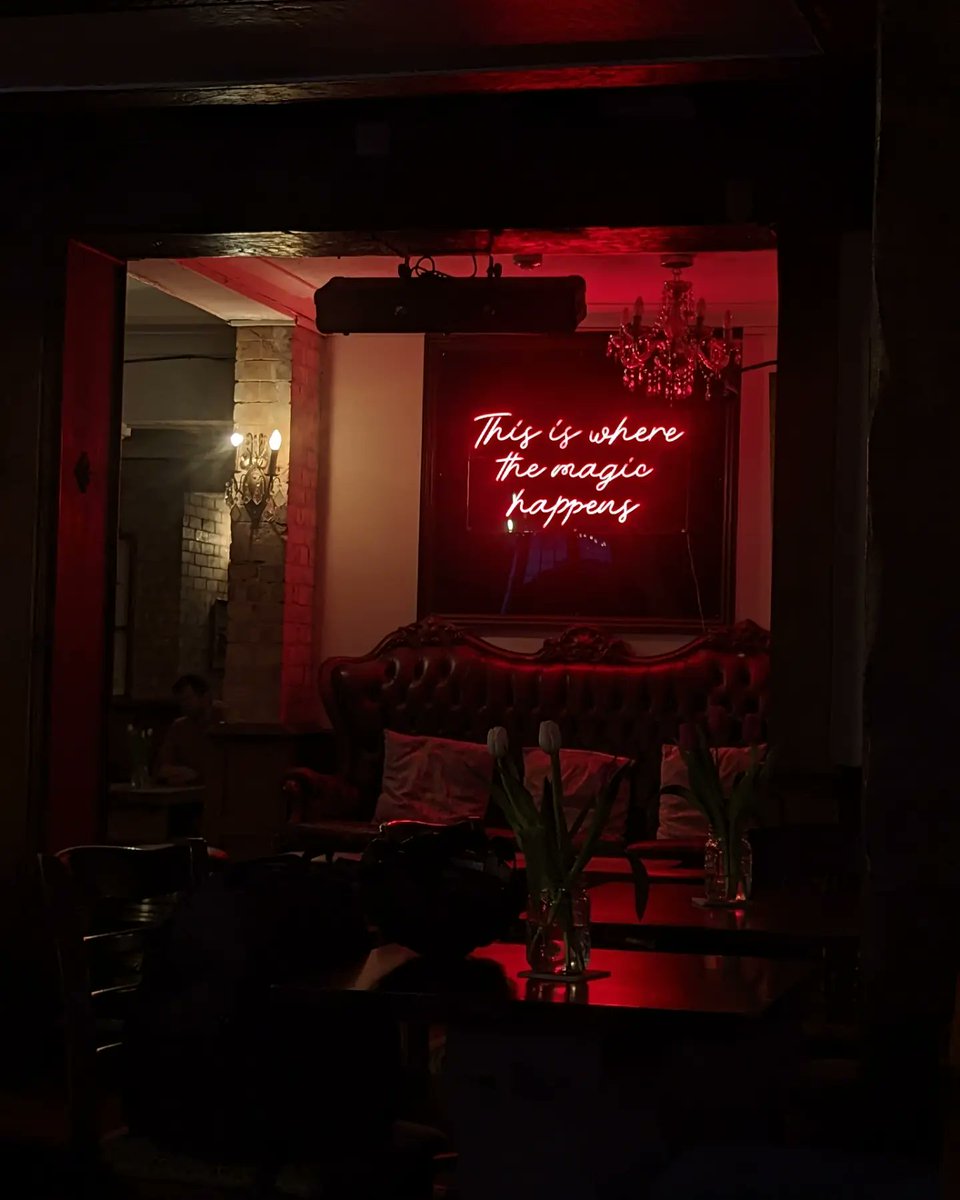 lincolnbinend's tweet photo. This is a pub aesthetic I can get behind. Cosy burlesque Thai restaurant old man pub with 2000s pop music. https://t.co/BISueHsuDq