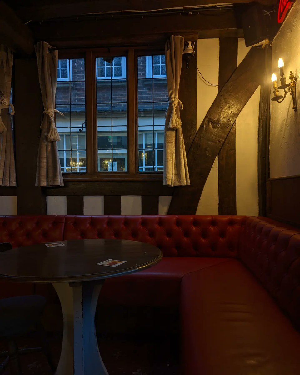 lincolnbinend's tweet photo. This is a pub aesthetic I can get behind. Cosy burlesque Thai restaurant old man pub with 2000s pop music. https://t.co/BISueHsuDq