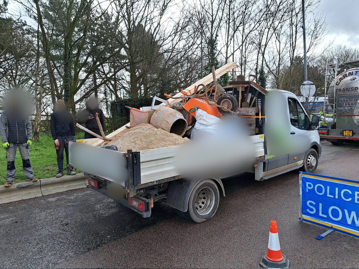 DerbysRPUBikers's tweet image. OK, so why on earth did this Come to our attention.
Driver didn&apos;t see the issue.
Reported #TOR and immediate Prohibition.
Picked up on joint op with @nottspolice @NottsRoadsPol
#opsbikes
#insecureload
#dangerouscondition
#ohmygoodness