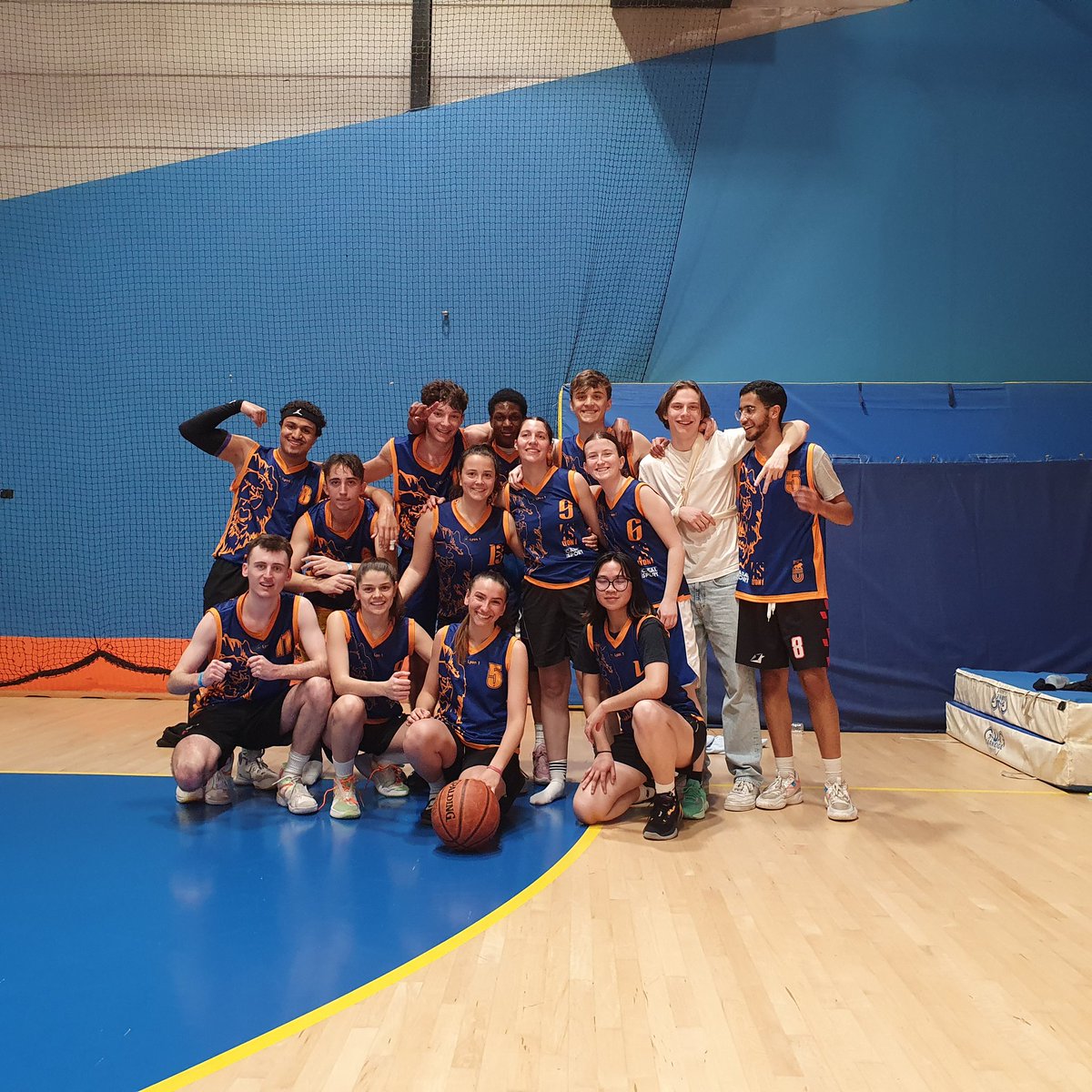 IUTLyon1's tweet photo. L'équipe masculine de Lyon remporte la petite final comme l'équipe feminine #CDFIUT2023 https://t.co/3RHZHymYkB