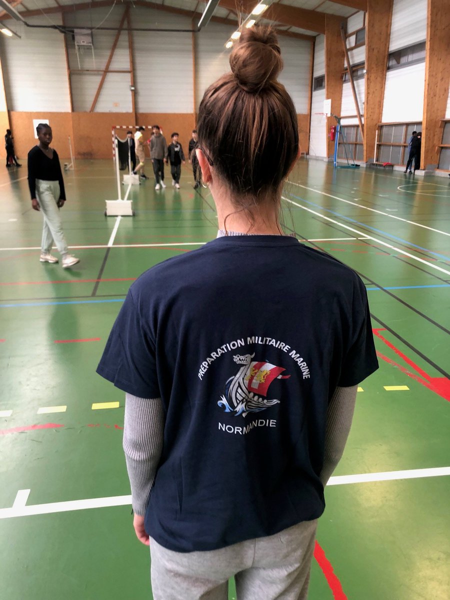 Navy_DroneClass's tweet photo. Direction le gymnase pour préparer la #SemainedesClassesDéfense organisée par la #DSNJ, avec l'appui des collègues d'#EPS. L'escalade pour célébrer #LespritdEquipage cher à la @MarineNationale https://t.co/FhEwqteHBf