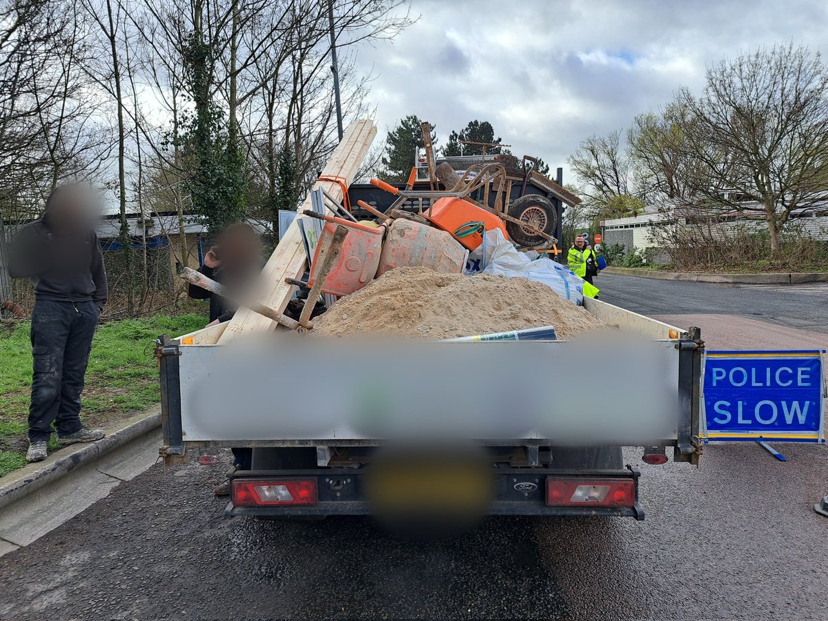 DerbysRPUBikers's tweet image. OK, so why on earth did this Come to our attention.
Driver didn&apos;t see the issue.
Reported #TOR and immediate Prohibition.
Picked up on joint op with @nottspolice @NottsRoadsPol
#opsbikes
#insecureload
#dangerouscondition
#ohmygoodness
