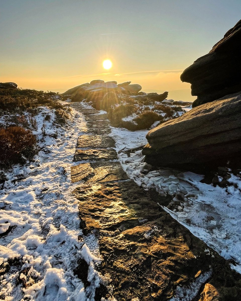 adrianconchie's tweet photo. Derwent Edge in the beautiful early evening light, just before the sun was about to set. 🤩

#derwentedge #peakdistrict #sunset #SunsetLovers #sunsetphotography #peakdistrictnationalpark #derbyshire #visitengland #hiking #hikingadventures #hillwalking #getoustide #adventure https://t.co/OlWd8JaEgL
