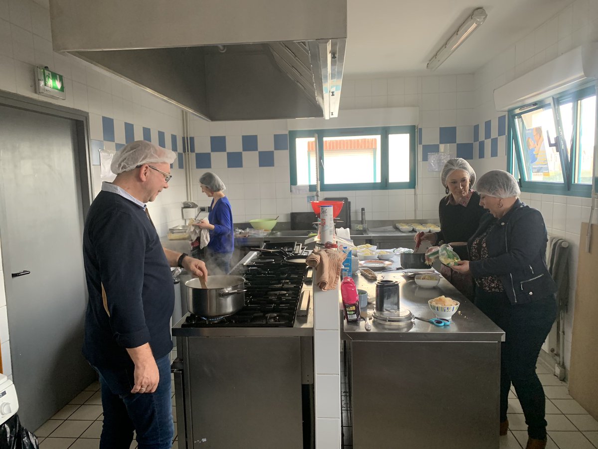 [#RecruterAutrement] Belle réussite pour « l’Emploi au menu » : 5️⃣0️⃣ participants, 7️⃣ employeurs présents, 🔟immersions prévues, un 2e entretien prévu pour 2️⃣0️⃣aine de candidats et… Betty qui débute un contrat chez Lesage et fils ce lundi 👏 #TousMobilisés #AvecPoleEmploi