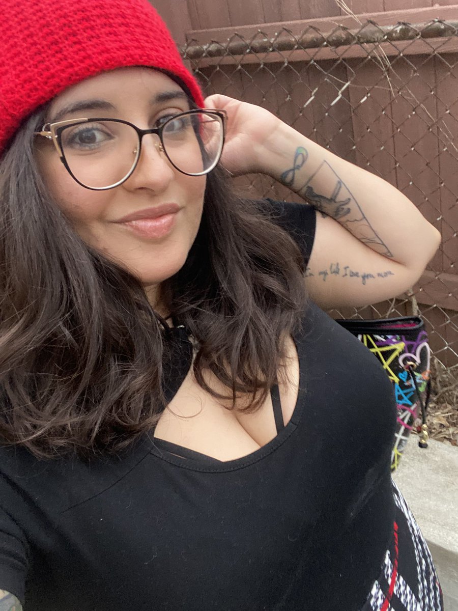 SlightlySaneHP's tweet photo. Look at this cute af selfie, you can’t even tell I look awful all the time https://t.co/uksKqKASTb