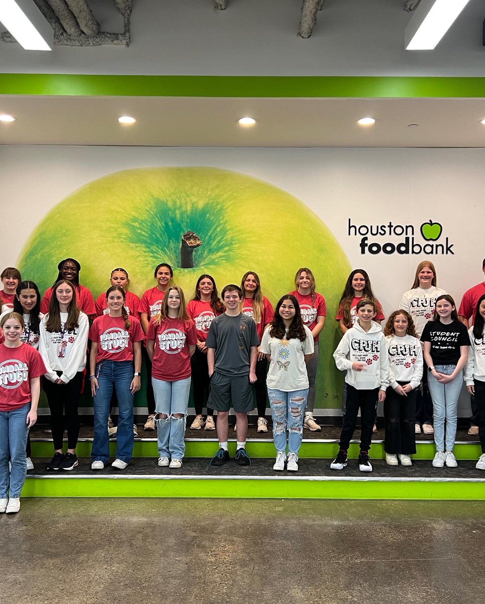 TomballHSStuco's tweet photo. Hey Coogs! Today, with the help of StuCo officers from CPJH and GLJH, our volunteers helped process 12 pallets of donations at the Houston Food Bank! This resulted in 9,192 pounds of food or 7,660 meals for the Houston Community. #thsstuco #destinationexellence https://t.co/Dz568fjWPt