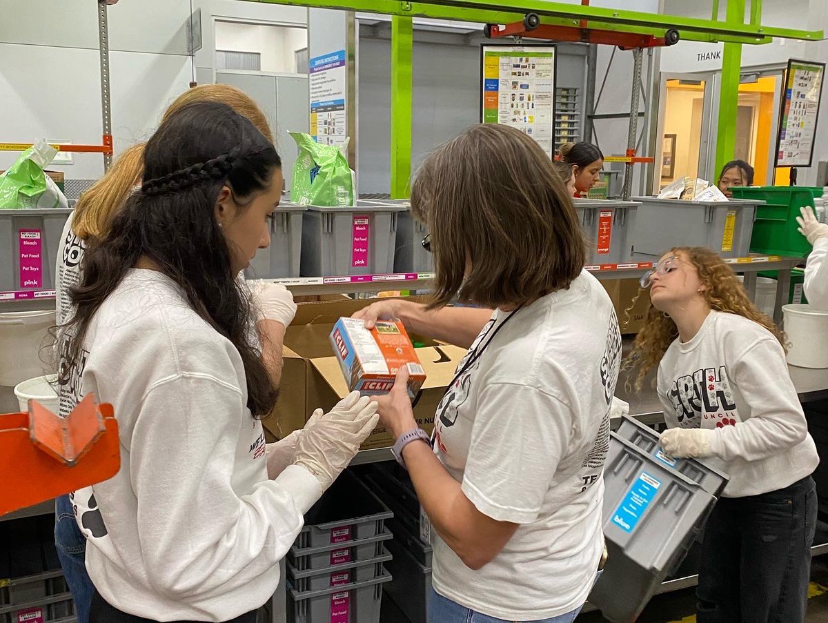 TomballHSStuco's tweet photo. Hey Coogs! Today, with the help of StuCo officers from CPJH and GLJH, our volunteers helped process 12 pallets of donations at the Houston Food Bank! This resulted in 9,192 pounds of food or 7,660 meals for the Houston Community. #thsstuco #destinationexellence https://t.co/Dz568fjWPt