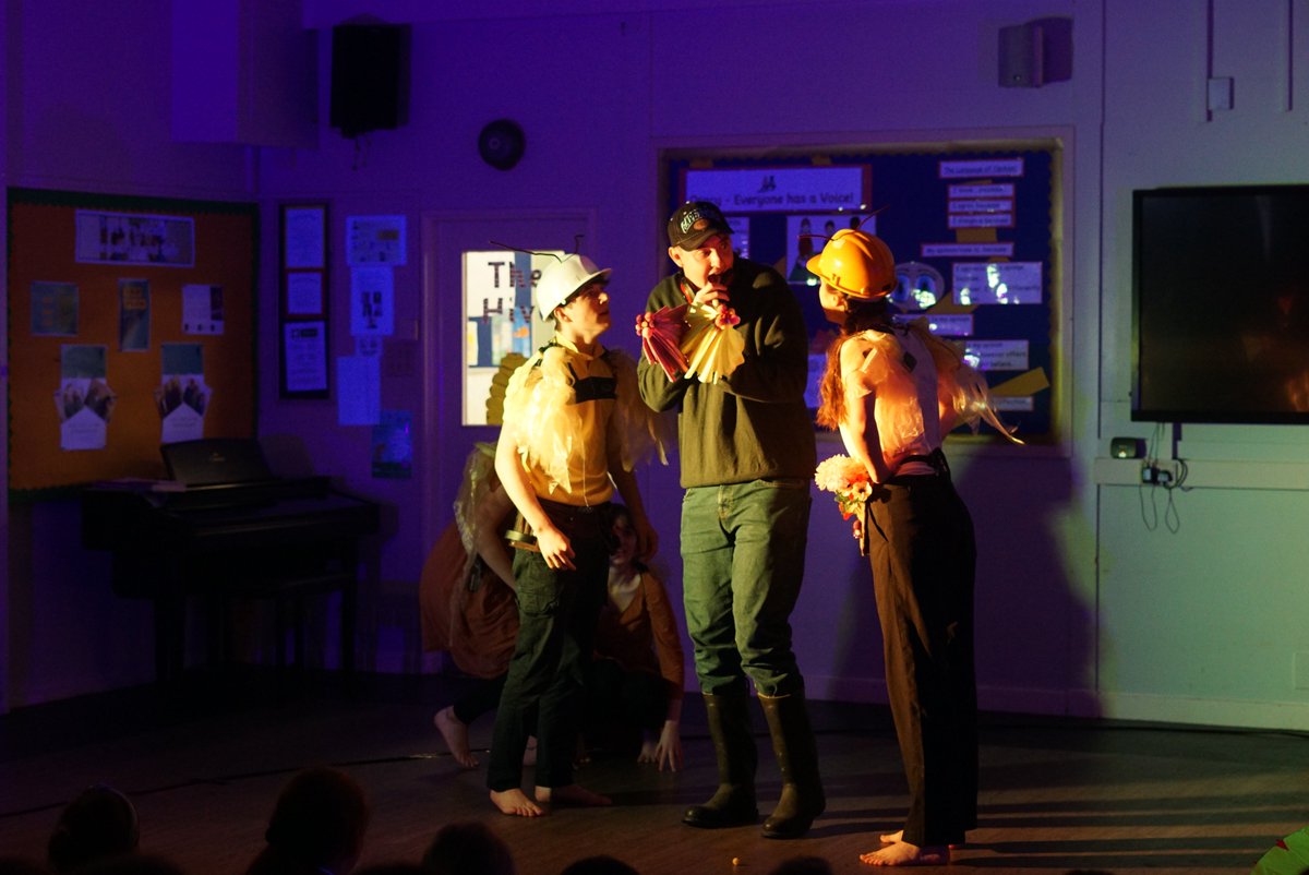 ErinWalcon's tweet photo. Well done to the Applied Theatre students from @UniversityExeterDrama who toured to @wemburyprimary today! All part of the Life on the Edge Project, in partnership with the @SouthDevonAONB &amp; @Doorstep_Arts 
#SeizetheDay https://t.co/SstHLq8Ytl