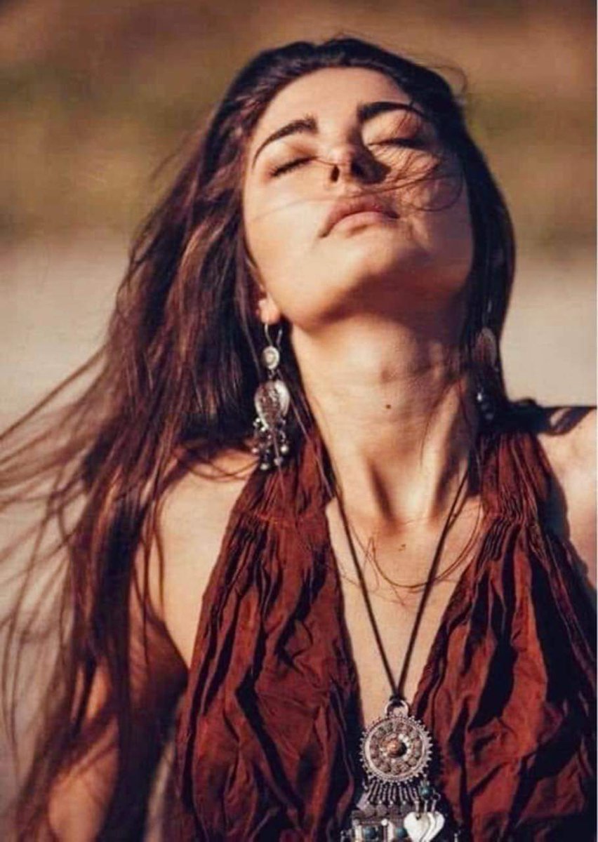 De_tuSer's tweet photo. "Qué belleza guardan aquellos que no encuentran su lugar entre tanta gente, no es soledad, es un privilegio no encajar.”  

Alejandra Pizarnik https://t.co/ERp36AgNwg