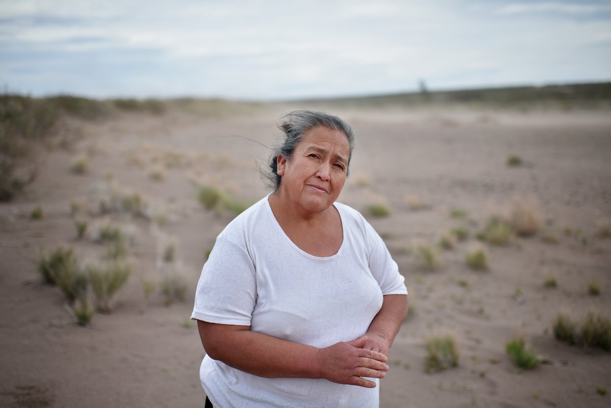 Ángela ha vivido toda su vida en la Patagonia rural argentina 🇦🇷  

Con los cambios climáticos, ha visto cómo se secaba el arroyo local que antes era fiable.

Pero gracias al FIDA, Ángela recibió bombas solares y un pozo para garantizar que su ganado tenga acceso al agua 💧.