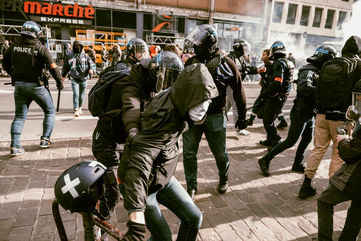 contactrevol's tweet photo. Retour en photos sur cette journée de mobilisation du 23 mars 2023 à Lille. Nombreux gazages et coups de matraques. https://t.co/DU6MlC0E1k