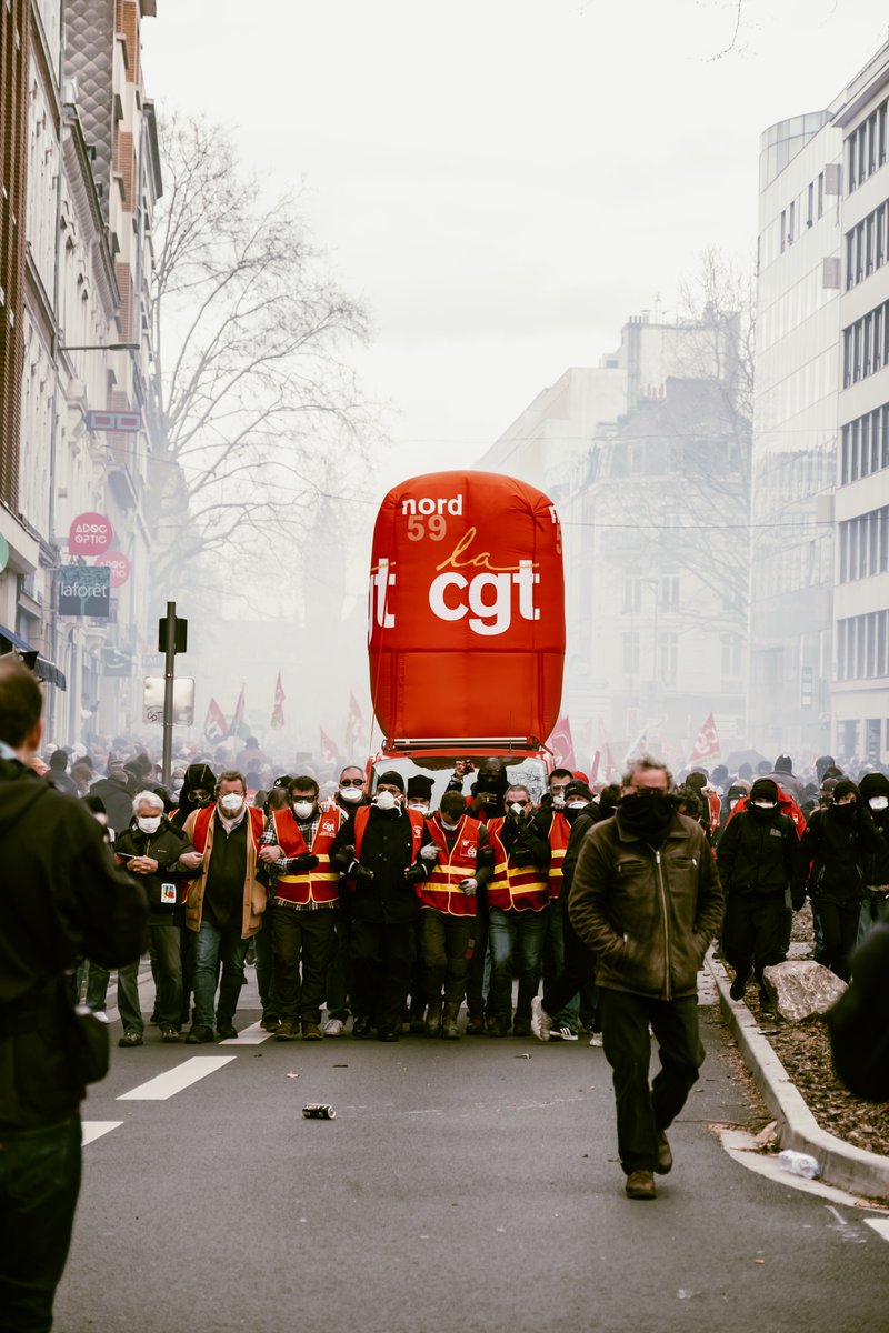 contactrevol's tweet photo. Retour en photos sur cette journée de mobilisation du 23 mars 2023 à Lille. Nombreux gazages et coups de matraques. https://t.co/DU6MlC0E1k