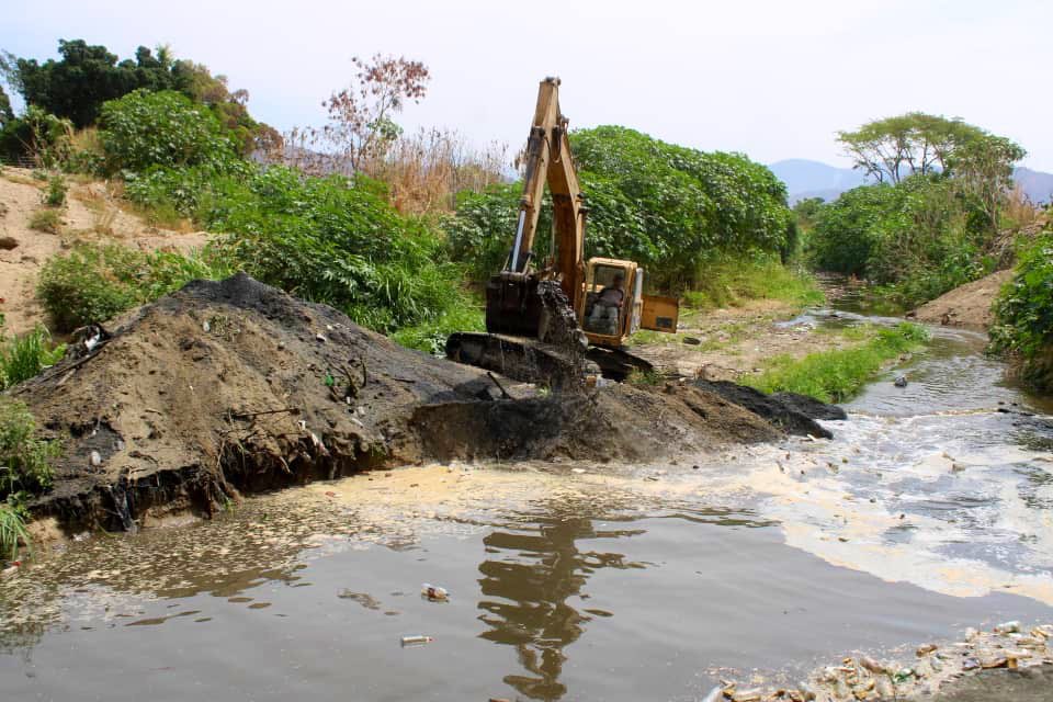#23Mar En el dique Cari Cari realizamos la recolección de desechos y está enmarcada en el plan pre-lluvias que ejecutamos desde Enero con acompañamiento de las UBCh del punto y círculo por orientación del Pdte.<a href="/NicolasMaduro/">Nicolás Maduro</a> y Gob.<a href="/Soykarinacarpio/">Karina Carpio</a> #NiCorrupciónNiPrivatización