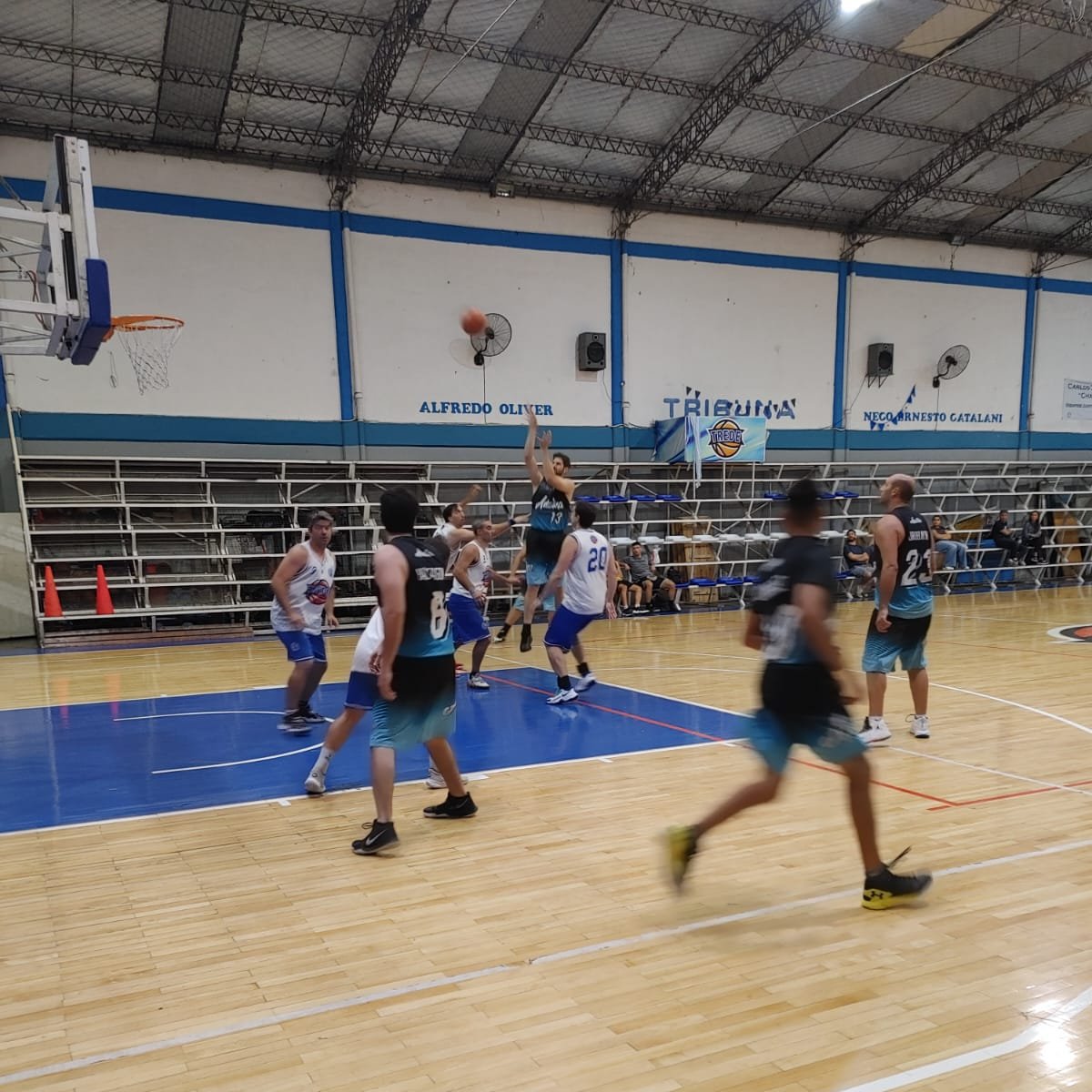 Los veteranos del club iniciaron su participación en el Torneo +35 visitando a 3 de Febrero, con un resultado final de 66-47 para el local. 

¡Esto recién empieza, muchachos! A seguir 👊

#VamosAdelina🔵⚪