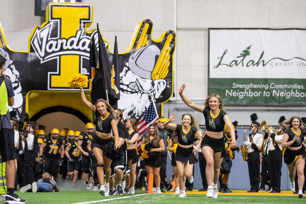 Eric_Anderson16's tweet photo. @BigSkyConf @ucdavisaggies @weberstate @Idaho_Vandals @NAUDanceTeam Duh @Idaho_Vandals https://t.co/fZ5VeMhqii