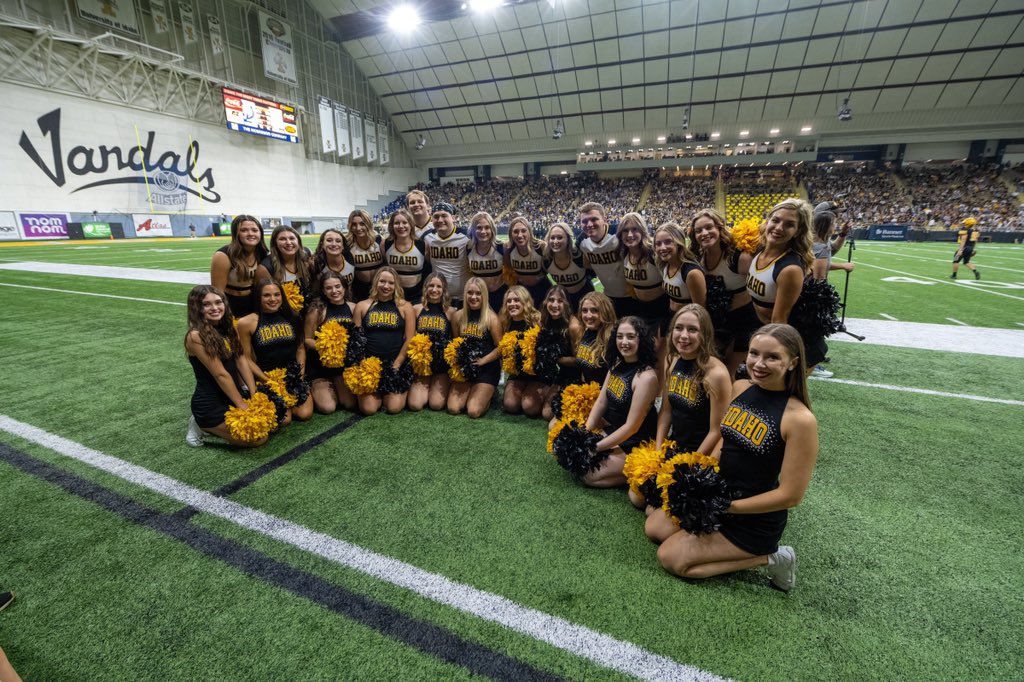 Eric_Anderson16's tweet photo. @BigSkyConf @ucdavisaggies @weberstate @Idaho_Vandals @NAUDanceTeam Duh @Idaho_Vandals https://t.co/fZ5VeMhqii