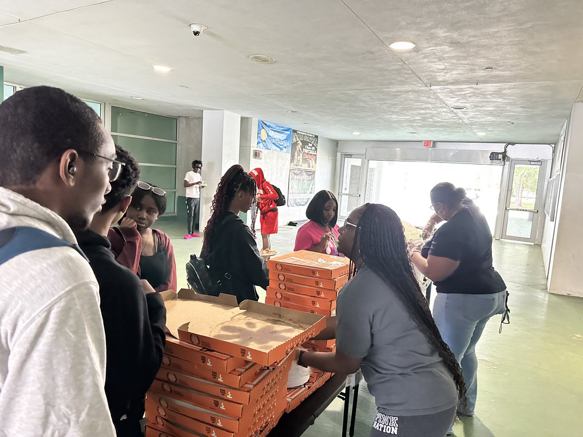 @rocketscentral Spring Break Academy ended strong! Pizza, Slushies, and Prizes, oh my! Hat’s off to AP Martin for an outstanding job of leading the mission and major gratitude to the teachers for their dedication to our students! #Centralproud 💚🤍🚀 @RaymondSandsJr @MDCPSCentral