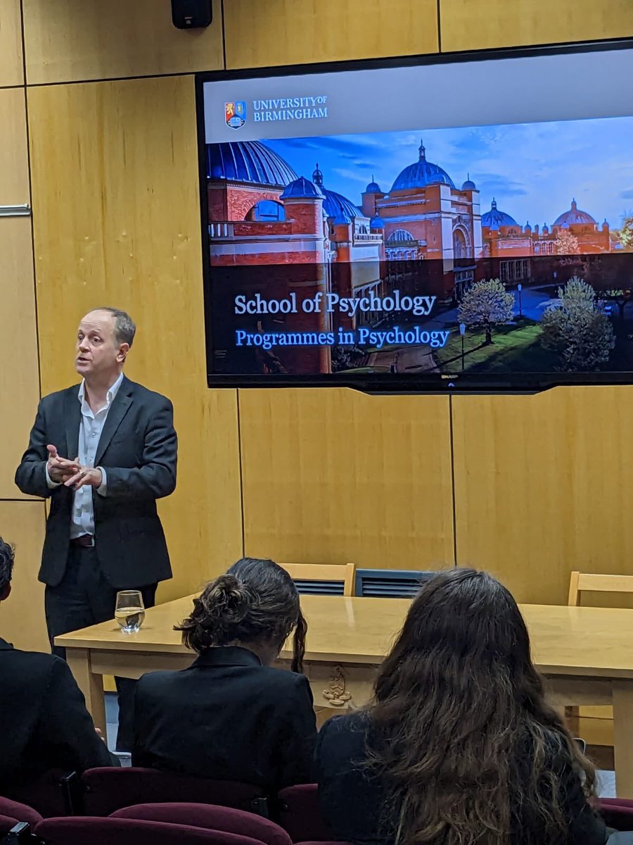 Professor Ed Wilding, Head of Psychology <a href="/unibirmingham/">Uni of Birmingham</a> is talking to students about his research on memory retrieval. This evening’s talk was organised by the Sixth Form Psychology Society. #BromsPsychSoc #BromsFutures #UniversityTalk