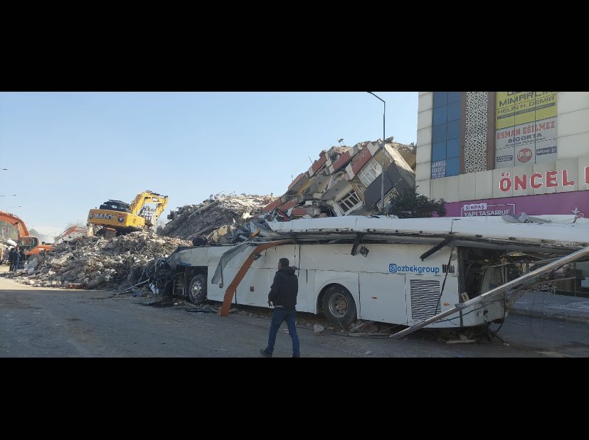 efehilal4848's tweet photo. Dere Çakılı ve Kum Kullanıldı
Karot Örnekleri Kusurlu
Kolonlarda Nervürsüz Demir Var
Beton Kalitesi Düşük
5 Kat Tasarlandı 7 Kat Yapıldı
Kolon ve Kirişler Hatalı ve sonuç olarak toprağa koydum yavrumu😢😢 nerdesinizzz?
#isiasotelikimdenetledi #Tureb #Turizmkültürbakanlığı https://t.co/jsLF6V4Mis