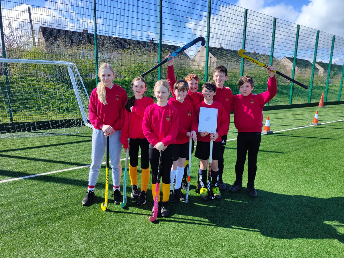 rosewell_ps's tweet photo. Our P7 hockey team made us a very proud school this morning. Fantastic teamwork and positive sporting attitudes all round. Our thanks to @Active_Mid, @EskvaleHockey and all the other school teams who took part in the hockey festival #wearerosewell https://t.co/0GoIil4Uvl