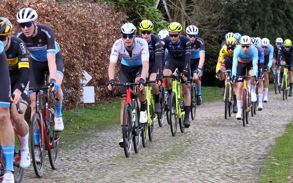 Wielrenner Rick Ottema uit Leeuwarden kan goede vorm nog niet bekronen in Olympia’s Tour, Max Kroonen wint tweede etappe
lc.nl/sport/Rick-Ott…