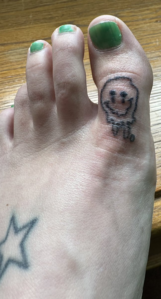 CsmicNeonGrl420's tweet photo. 🫠 #handpoke #tattoos #onlyfans #feet https://t.co/MmxUv14VzK