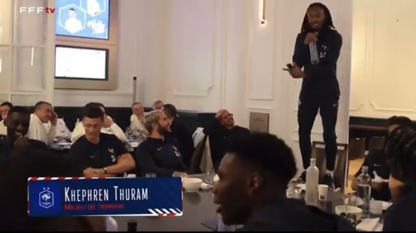 MercatoPlein's tweet photo. 🚨🚨 BAGARRE EN ÉQUIPE DE FRANCE !!

Benjamin Pavard n’aurait pas apprécié le rap de Khephren Thuram et lui aurait reproché de « ne rien connaître à la rue ».

Le bavarois s’est ensuite mangé une praline de charcutier par ce dernier…

(Street Fighter II)

#edf #thuram https://t.co/zltyrLAj79