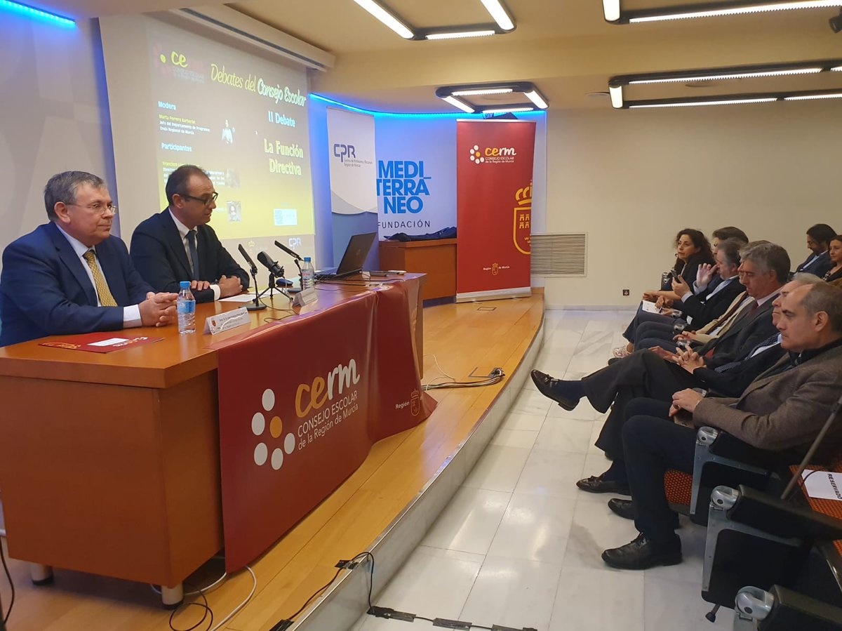 El consejero <a href="/VictorMarinNav/">Víctor Marín Navarro</a> resaltó "la figura del buen director para el éxito de los estudiantes y del centro educativo", durante su participación hoy en los Debates del Consejo Escolar de la #RegióndeMurcia, dedicado a la ‘La función directiva’.

#educación