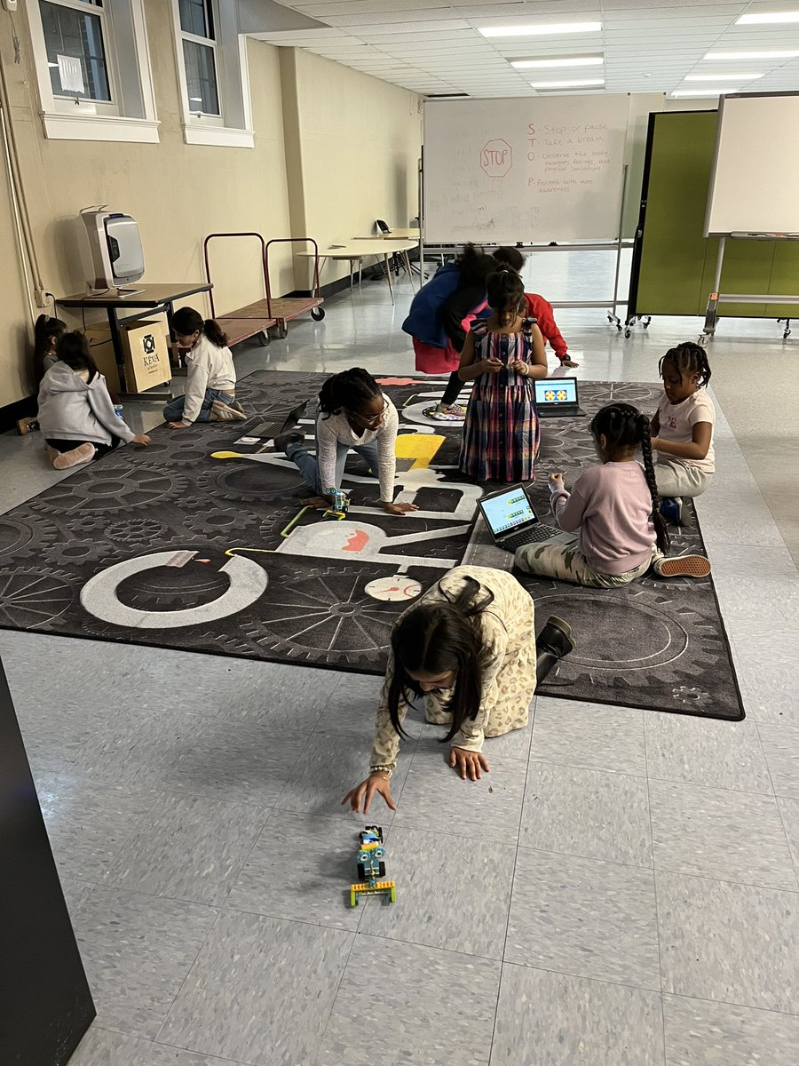 MrsMorris218's tweet photo. Mrs. Morris’ 3rd Grade Class was busy making Moon Bases in Innovation Lab this week! @WheelerAvenue @VS13UFSD #Teamwheeler https://t.co/HaDhGeYVk2