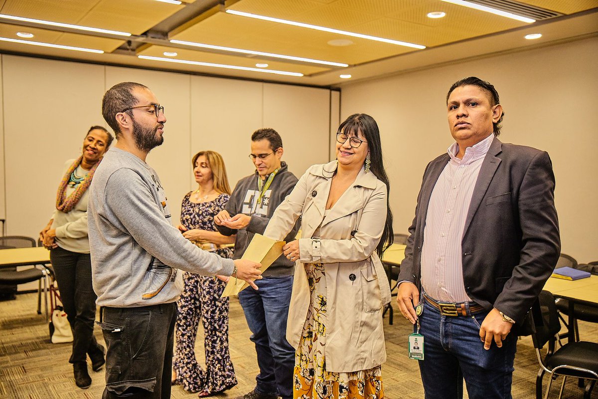 ICBFColombia's tweet photo. 🗣️“Hablar de bienestar emocional es una oportunidad de encuentro y construcción”, señaló Martha Tovar, dir. de Protección del ICBF, durante la implementación de estrategias de #SaludMental con Defensores de Familia,  junto a @UNICEFColombia y la Corporación Infancia y Desarrollo. https://t.co/Wty0bk882P